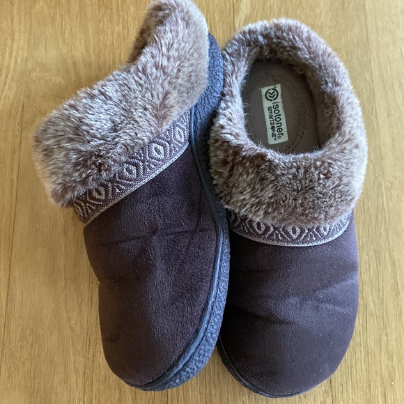 Isotoner Smartzone Gel Zone Technology Slippers - Picture 1 of 9